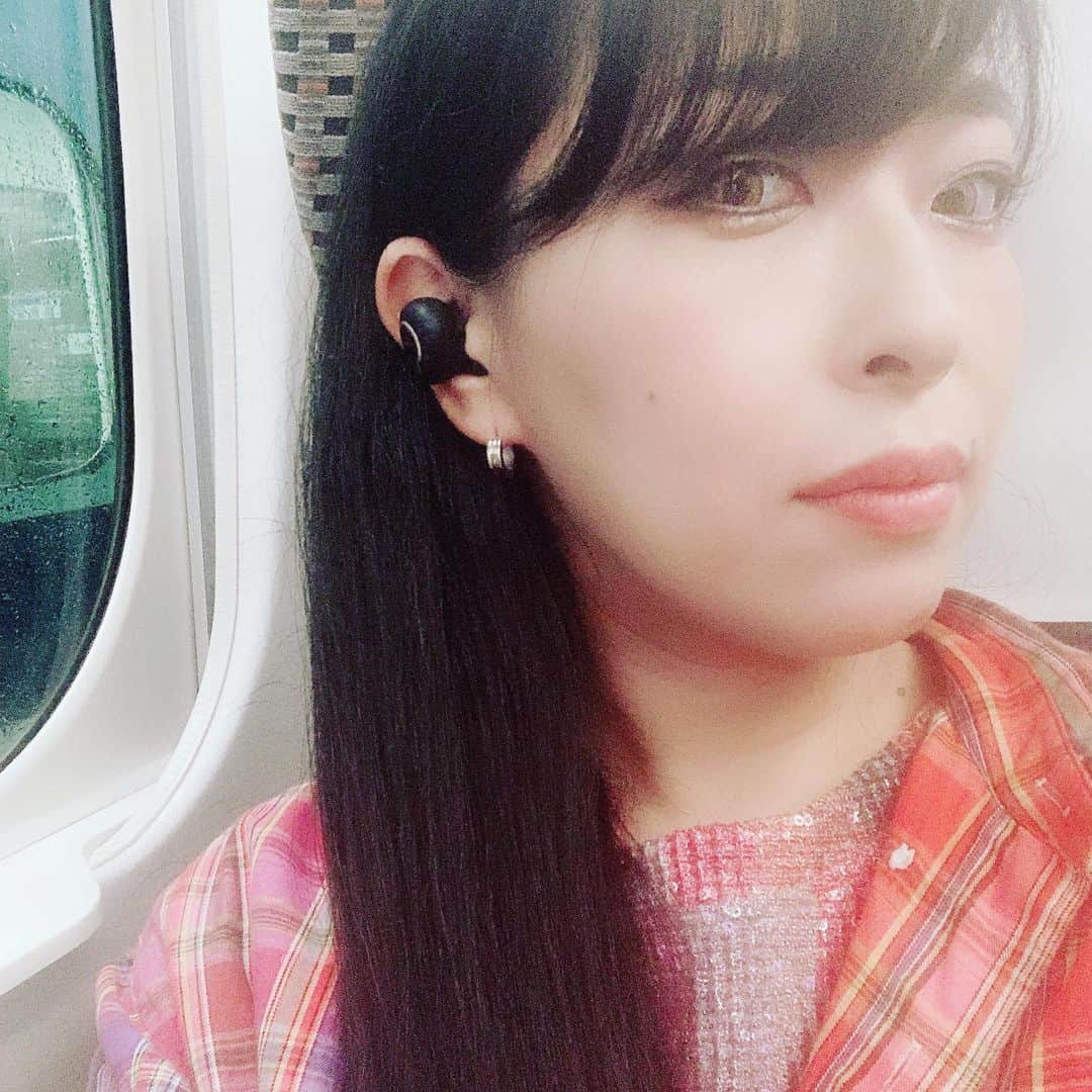 のインスタグラム：「#tannoy のイヤフォンげっと♡ 音がいいと移動時間幸せ♡」