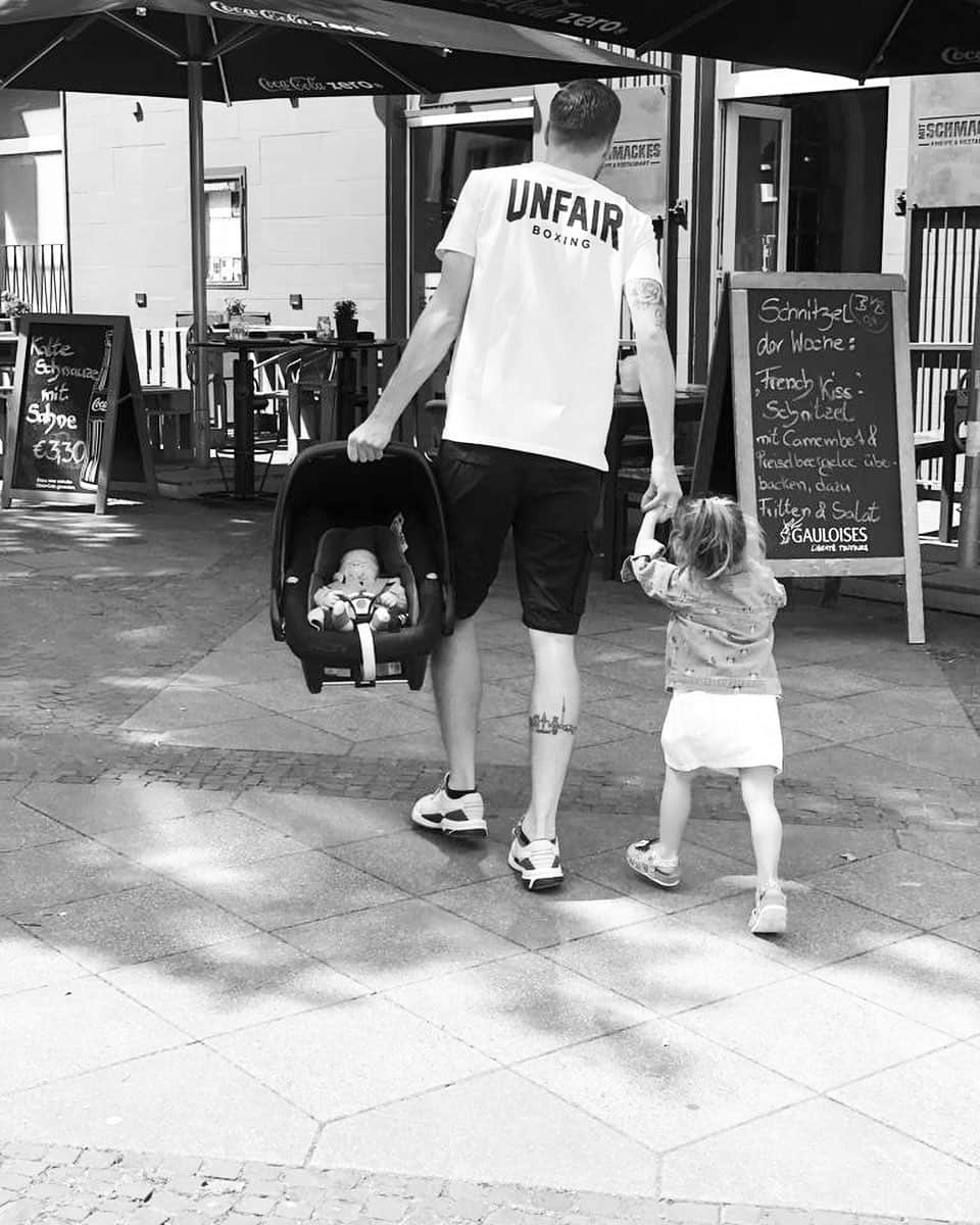 ケヴィン・グロスクロイツのインスタグラム：「*werbung* Mein ganzer Stolz ❤️❤️👊🏻💪🏻 #familie #heimat #liebe #stolz #mitschmackes #fische #isso」