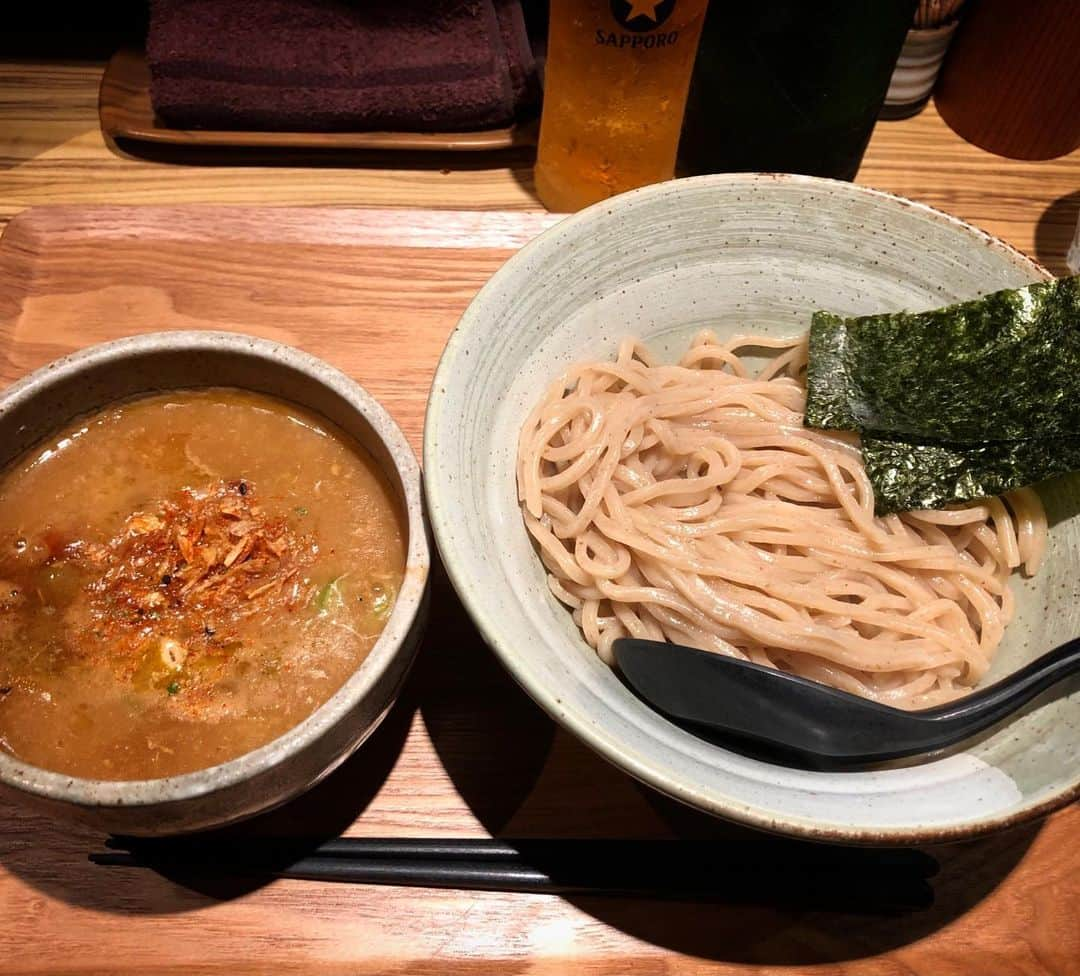 尾崎愛のインスタグラム：「運動しなきゃの直後ではありますが😅 西小山の「麺屋百式」🍜あまり普段つけ麺頼まないけど、“大量の渡り蟹を、ハンマーで徹底的に細かく砕き煮込んだ”という文言に惹かれ🦀笑  割りスープ頼み忘れたのが悔やまれます...店主がガンダム好きなのかも聞けず🙉 #麺屋百式 #西小山 #渡り蟹のつけ麺 #ラーメン #つけ麺 #僕イケメン #すみません #渡り蟹 #蟹 #美味しい #グルメ #ramen #noodles #crab #soup #food #japan #photooftheday」