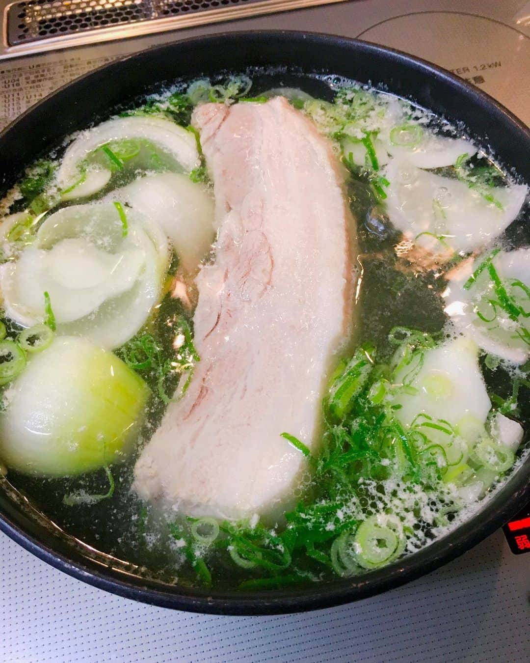 佐藤智美のインスタグラム：「国同士🇯🇵🇰🇷は色々あるかと思いますが… 個人間は別だし文化交流は大事かと…… やっぱり韓国料理は美味😋✨✨ デザートは豆腐とヨーグルトでヘルシーに👍  #今日の晩御飯 #ポッサム  #チヂミ #ケランチム  #豆腐とヨーグルトのレアチーズケーキ」