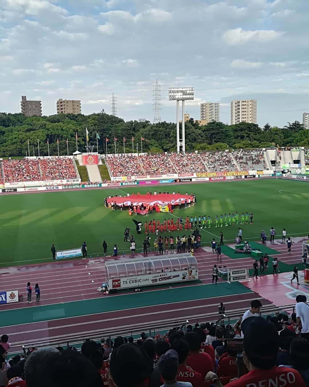 彦坂まなみさんのインスタグラム写真 - (彦坂まなみInstagram)「* 久々にスタジアムー🏟️ 雨予報もすっかり変わって、夕方は風が気持ちよくて、今日は七夕で願いが叶いそうな気がしたんだけどな🌌 * 辛いけど、辛いのはみんな一緒～！！ この夏はたくさんまだまだ観戦予定があるから、次に期待しよ～🚩 * 皆様お疲れ様でした～🙏 * * #名古屋グランパス #グランパス #grampus #グラサポ #サポーター #nge #名古屋 #瑞穂 #瑞穂スタジアム #サッカー #サッカー観戦 #スポーツ観戦 #スポジョ  #スポ女 #サッカー女子  #soccer #soccergirl #dayphoto」7月7日 20時44分 - ma7am1