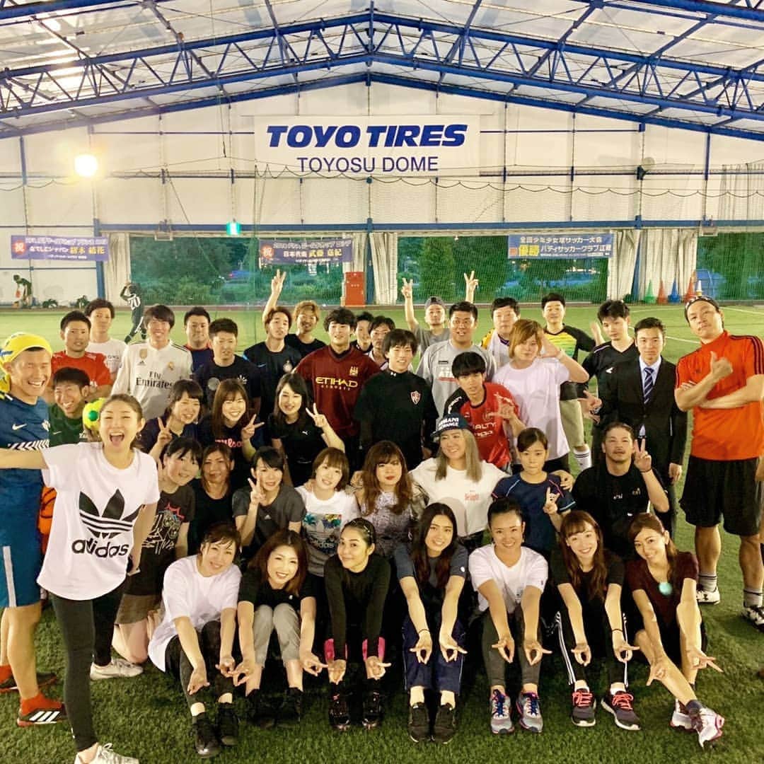 杉山由紀子のインスタグラム：「フットサルどんどん人増えてる💗🤣笑 * 次回は7/21🎵 今回は二面開催だからたのしそー🎵 * 初心者も大歓迎🔰 わたしもここでフットサル初めてやって、少しずつ上達してきたよ♪ * やっぱりなにごとも上手くなると楽しい💗 * 人数多いと女子だけ、男子だけでも試合するのでそれもそれで楽しい♪ (女子だけだといかに蹴るかだけ🤣笑) 二枚目の動画は女子だけ試合🎵 * みんなもフットサルしよー🎵 * * #フットサル #運動不足解消 #楽しすぎ #都内 #いい運動 #サッカー #スポーツ #sports #初心者大歓迎 #もちろんやってた人も」
