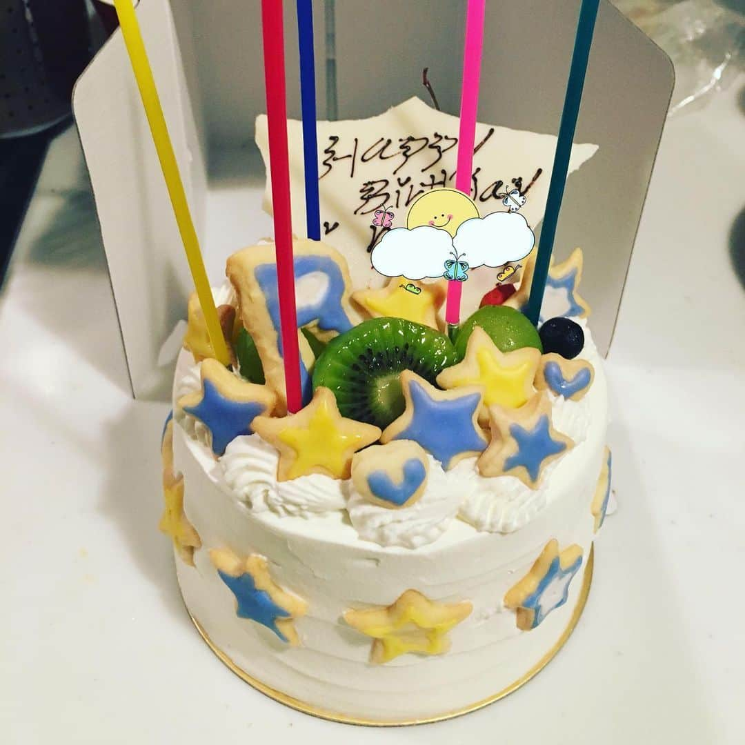 木下あゆ美さんのインスタグラム写真 - (木下あゆ美Instagram)「7/7日は七夕🎋。そして長男の５歳の誕生日でした😊👏 よくインスタなんかで上がってる可愛いアイシングクッキーがのったケーキを注文したかったんですが、日々に追われて気づいたら前日。 もう、これはやるしかない！思い立ってせっせとクッキー作り。  初めて作ったので、おや？という物もあるけど、ケーキに飾ってみたら、あら！意外といいじゃない😳  豪華になりました🎂😁 レシピが良かったのか、クッキーを気に入って沢山食べてくれました😌  #七夕生まれ  #大きくなったな #5歳 #意外と簡単に出来た #ハマりそう #アイシングクッキー #アイシングパウダーって素晴らしい #絶対叶えて欲しいお願い」7月7日 20時48分 - ayumi_kinoshita13121982