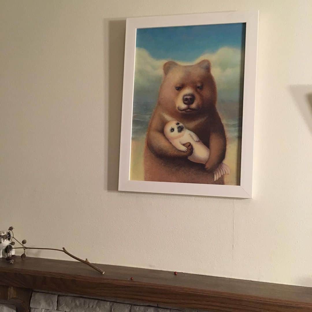 井上荒野さんのインスタグラム写真 - (井上荒野Instagram)「「八ヶ岳クラフト市」で買った絵(プリント)。作者の方によると、このアザラシは「クマに食べられることを覚悟しているところ」だそうです。」7月7日 20時48分 - arereno