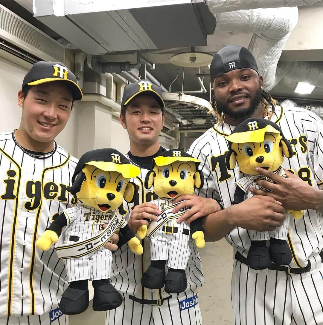 阪神タイガースさんのインスタグラム写真 - (阪神タイガースInstagram)「今日のヒーロー大山選手、髙橋遥投手、ドリス投手‼️ #大山悠輔 選手 #ナイスバッティング ✨ #髙橋遥人 選手 #ラファエルドリス 選手 #ナイスピッチング ✨ #今日のヒーロー #todayshero  #阪神タイガース」7月7日 20時59分 - hanshintigers_official