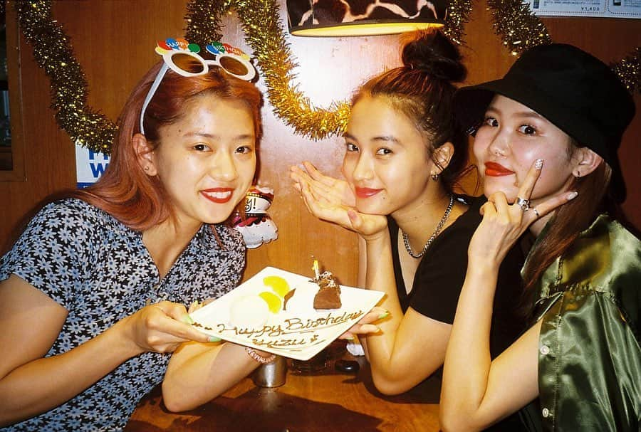 玖瑠実さんのインスタグラム写真 - (玖瑠実Instagram)「ユズの誕生日会とおかえり会❤️ 久しぶりに3人で集合して、沢山話して笑って、いつも楽しい時間に感謝🥰ありがとうー！  21歳も輝いてほしいな❤︎」7月7日 20時52分 - kurumi_0125_