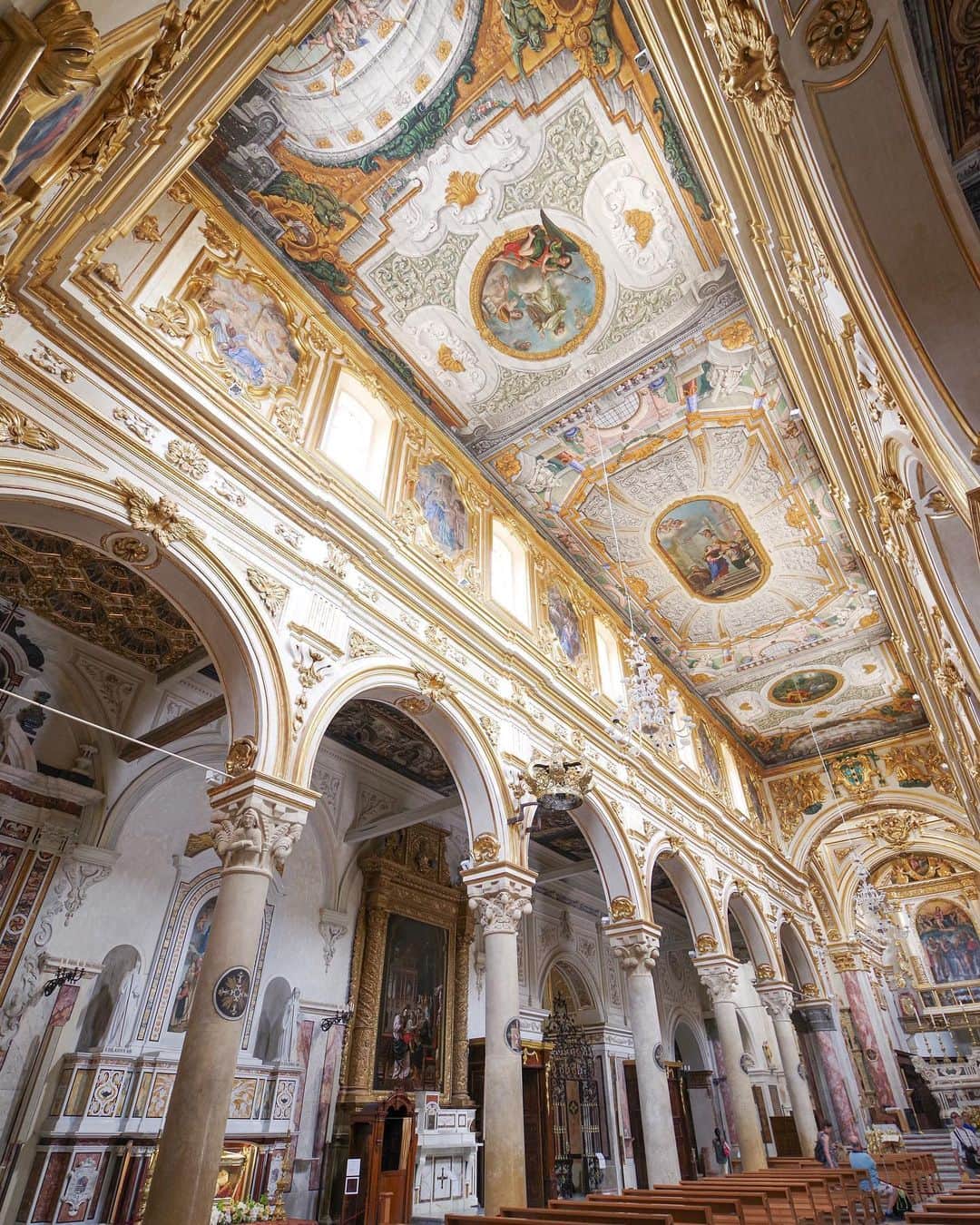 田島知華さんのインスタグラム写真 - (田島知華Instagram)「【Italy🇮🇹Matera】Matera has beautiful sassi view and cathedrals. マテーラの見どころはサッシだけではありません。 この地を訪れたら必ず行って欲しいのが 街の高台にある大聖堂。 ヨーロッパにはたくさん大聖堂がありますが、 こんなに見惚れてしまったのは久しぶり…！ 美術館にいる気分で何時間でも見ていられる 美しい天井画でした。  ここを見るためにまたマテーラを訪れたいと思えるほど 個人的にとっても気に入った場所！ Copyright © TAJIHARU  PENTAX K-1 MarkⅡ  HD PENTAX-D FA 15-30mmF2.8ED SDM WR _ #たじはるトリップ #TAJIHARU_italy #イタリア #南イタリア #マテーラ #ヨーロッパ #女子旅 #旅ガール #カメラ女子 #イタリア旅行 #スカイスキャナー #スカイスキャナー旅写真 #italy #southitaly #basilicata #matera #europe #igerseurope #igersitaly #topeuropephoto #topitalyphoto #visititaly #visitmatera #europeancapitalofculture #europeancapitalofculture2019 #wonderful_places #beautifuldestinations #beautifulplace #earthpix #discoverearth」7月7日 20時53分 - haruka_tajima