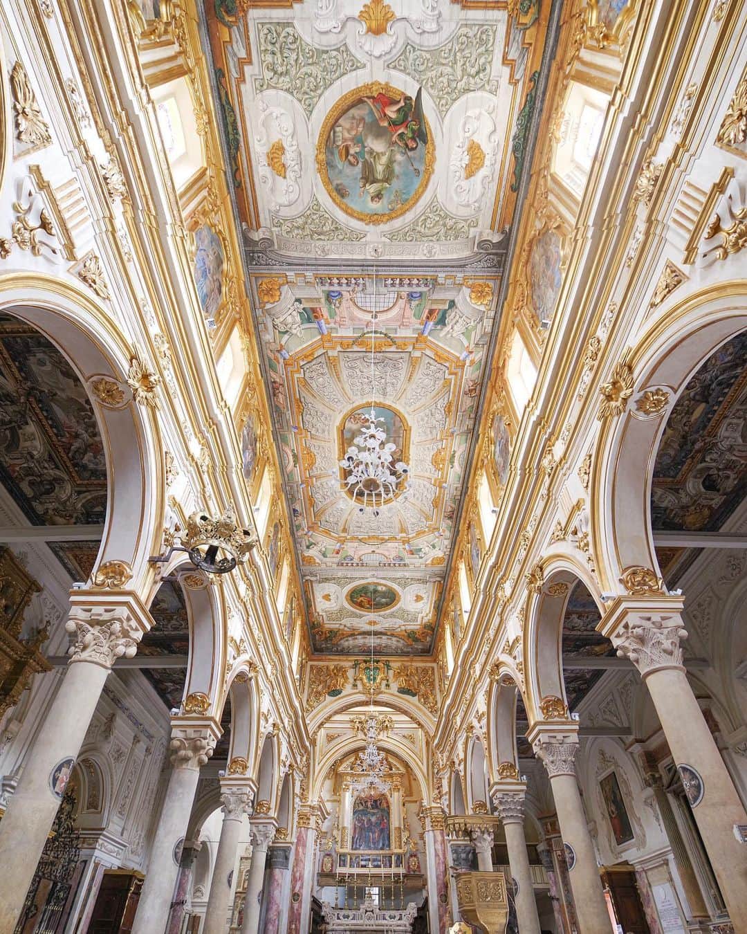 田島知華さんのインスタグラム写真 - (田島知華Instagram)「【Italy🇮🇹Matera】Matera has beautiful sassi view and cathedrals. マテーラの見どころはサッシだけではありません。 この地を訪れたら必ず行って欲しいのが 街の高台にある大聖堂。 ヨーロッパにはたくさん大聖堂がありますが、 こんなに見惚れてしまったのは久しぶり…！ 美術館にいる気分で何時間でも見ていられる 美しい天井画でした。  ここを見るためにまたマテーラを訪れたいと思えるほど 個人的にとっても気に入った場所！ Copyright © TAJIHARU  PENTAX K-1 MarkⅡ  HD PENTAX-D FA 15-30mmF2.8ED SDM WR _ #たじはるトリップ #TAJIHARU_italy #イタリア #南イタリア #マテーラ #ヨーロッパ #女子旅 #旅ガール #カメラ女子 #イタリア旅行 #スカイスキャナー #スカイスキャナー旅写真 #italy #southitaly #basilicata #matera #europe #igerseurope #igersitaly #topeuropephoto #topitalyphoto #visititaly #visitmatera #europeancapitalofculture #europeancapitalofculture2019 #wonderful_places #beautifuldestinations #beautifulplace #earthpix #discoverearth」7月7日 20時53分 - haruka_tajima