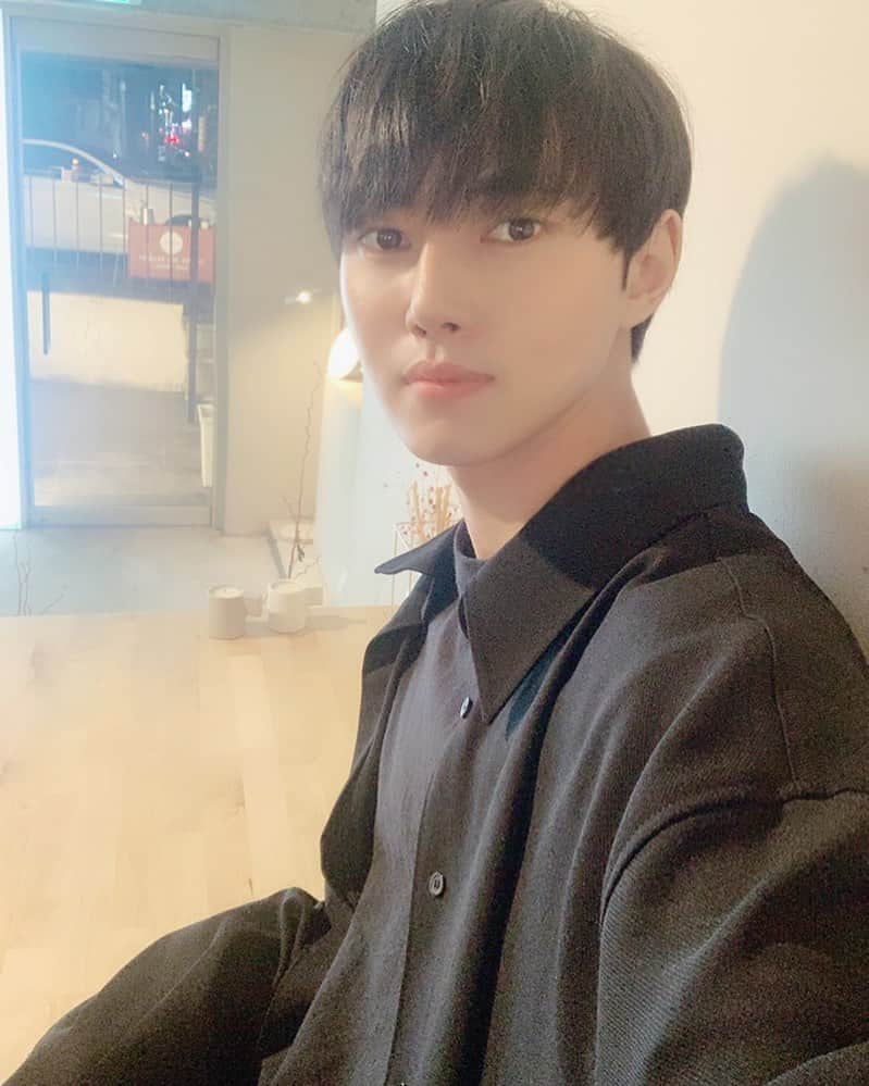 イ・ミンホのインスタグラム：「모두들 즐겁게 마무리 하세요 주말 🧚🏻‍♂️」