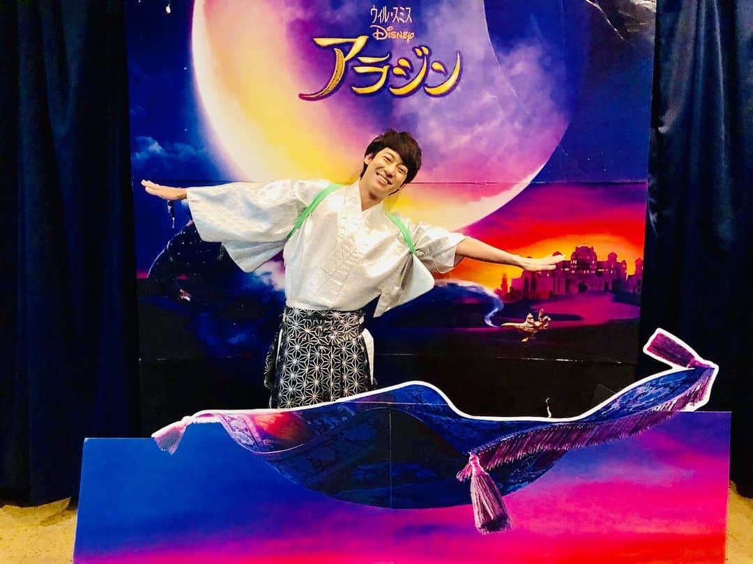 松阪ゆうきのインスタグラム：「今日は雨の中☔️ キャンペーンにお越しくださいました皆様。  ありがとうございました😊  なんと控え室がね、 映画館の中の部屋だったので、 アラジンになってみたよ（笑）  今日も皆さまに感謝。 ありがとうございました😊  #松阪ゆうき #アラジン #キャンペーン #ミニライブ #新曲 #令和夢追い太鼓 #instagood #instalike」