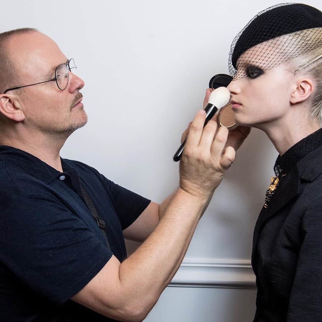 クリスチャンディオールさんのインスタグラム写真 - (クリスチャンディオールInstagram)「Last touch-up in the corridors of 30 Avenue Montaigne with @peterphilipsmakeup, Creative and Image Director of Dior Makeup, yesterday just before the Dior Couture Autumn-Winter 2019-2020 show. • DIORSKIN MINERAL NUDE MATTE 02 Light - coming soon 3 COULEURS TRI(O)BLIQUE 053 Smoky Canvas • #diorcouture #diormakeup @diormakeup #diorskin」7月7日 21時07分 - dior