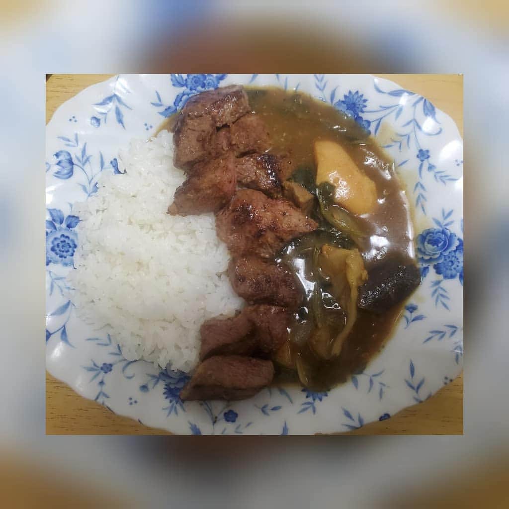 信江勇のインスタグラム：「#カレーライス 久しぶりに作りました🎵  毎度のことながら映え的なことは全く考えてない味重視カレーです(*^^*) 今回は業務スーパーで安かったミスジと鳥もものカレーです(* ﾟ∀ﾟ)  お肉は柔らかけなるよう、塩麹で揉みこんで30分ぐらいねかせてます(^_^)v  味はめちゃおいしかった(* ﾟ∀ﾟ)  玉ねぎを1.5玉みじん切りして残りはくし切り みじん切り頑張ったかいがありました( ﾉ^ω^)ﾉ」