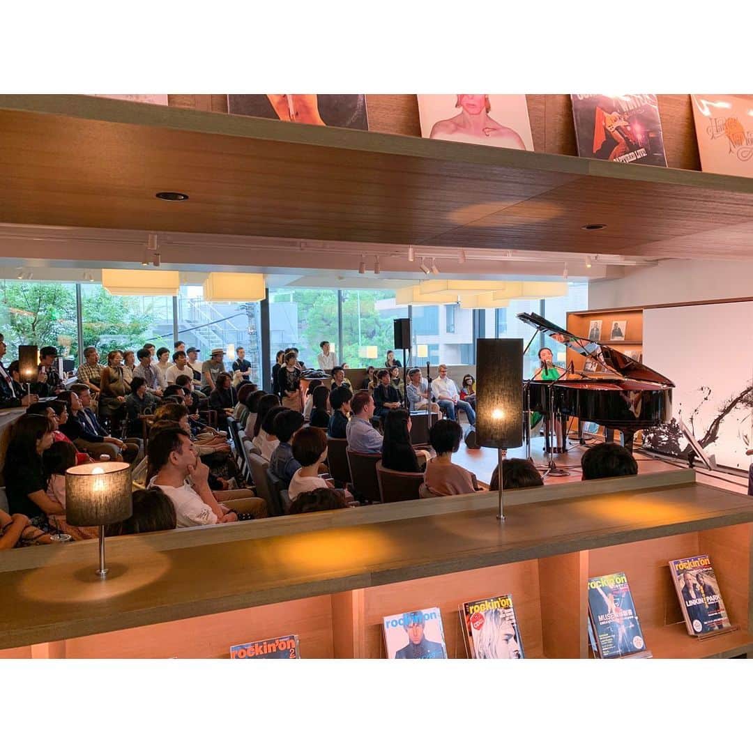 エミ・マイヤーのインスタグラム：「代官山蔦屋書店で七夕を一緒に過ごしてくれたみなさま、ありがとうございました！1人で、カップルで、親子で、ご家族全員で来てくれた方々もいて美しい集まりでした。洗練されていつつ誰でもウェルカムな雰囲気、そんなTSiteも私は大好きです(ドレスは @ted_baker スカーフは @lastframe_official のもの) ❤️Thank you to everyone who came out to Daikanyama TSite for today’s concert. I love the beautiful new space with a grand piano and records lining the walls. A true gem and what a beautiful gathering of people on this rainy Sunday! 💎 • • • • • • • • • • • • • • • • • • #代官山蔦屋書店 #代官山蔦屋#代官山tsite#TSite#tsutaya#蔦屋書店#tanabata#七夕#代官山#daikanyamatsite#daikanyama#records#recordstore#vinyl#レコード#ink#sumi#墨絵 #グランドピアノ#grandpiano#tokyo#tedbaker#tedbakerdress#テッドベーカー #lastframe#ahkah#yamaha」