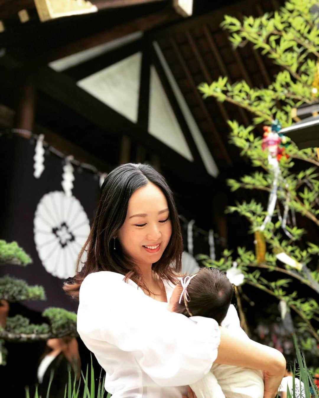 酒向杏奈さんのインスタグラム写真 - (酒向杏奈Instagram)「. 今年も✨🎋七夕🎋✨がやって来ましたね。 . 私は娘と東京大神宮に行ってきました。 . 皆さんは、どんな願い事を書きましたか？ . 年々、歳をとるごとに願い事がシンプルになっていくような… . 子どもが出来ると尚更ですね。 . ただただ、元気に育ってくれればそれで良い。 家族で笑顔で暮らせますように。 . その当たり前が尊いことに、歳をとるたびに気付きます。 . 一日一日、無事育ってくれる安堵感。 お母さんたちは皆んな感じてこられたことなんだろうなぁ。 . ニュースを見ていて、もう一つ願い事が浮かびました。 . "世界中の子どもたちが沢山の夢の選択肢を持つことができますように" . 自由に自分の夢を追いかけられる環境を親や国が作ること。 . それがシンプルだけどすべてなのではないか。と 昨年、JFA夢の教室で夢先生をして実感しました。 . 私も努力したいと思います。 . . いつか願い事を短冊に一緒に書こうね〜🎋 . #七夕 #東京大神宮 #願い事 #短冊 #子どもたちの夢の選択肢 #自由な選択 #ブログ更新 #トークセミナー募集中♪ #8月3日(土) #銀座」7月7日 21時17分 - annacotta715