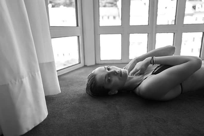 ELLE Czechさんのインスタグラム写真 - (ELLE CzechInstagram)「THIS BEAUTY @denisadvorakova ____ 📷 @benediktrenc  #ELLEbeautylounge #ELLEbeauty #ELLEstars #ELLEeditorial #beauty #stars #model #hotelroom」7月7日 21時12分 - elleczech