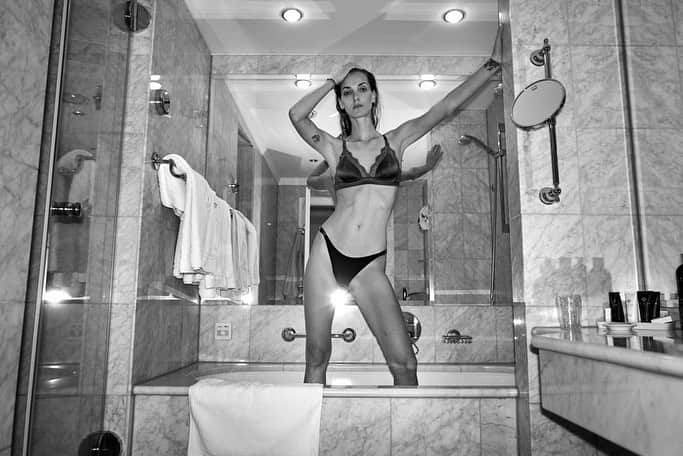ELLE Czechさんのインスタグラム写真 - (ELLE CzechInstagram)「THIS BEAUTY @denisadvorakova ____ 📷 @benediktrenc  #ELLEbeautylounge #ELLEbeauty #ELLEstars #ELLEeditorial #beauty #stars #model #hotelroom」7月7日 21時12分 - elleczech