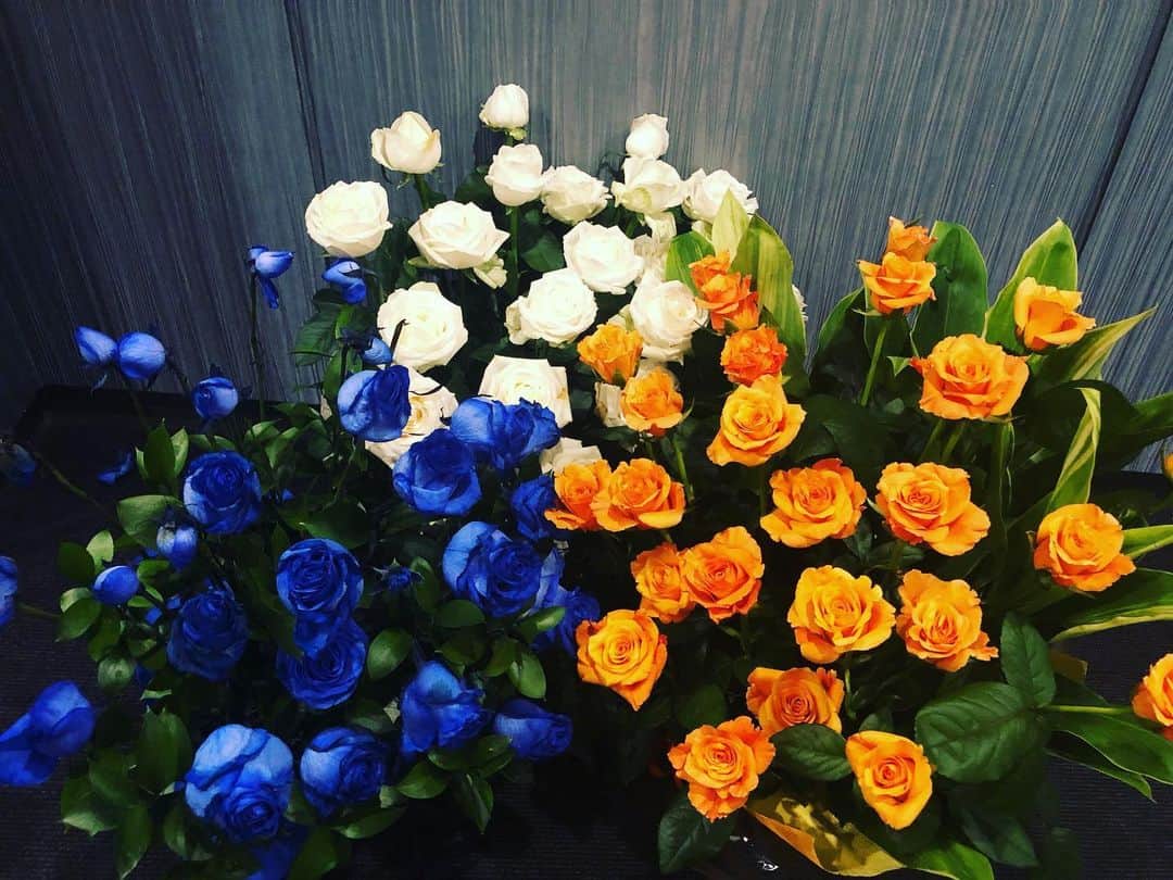 森恵さんのインスタグラム写真 - (森恵Instagram)「メジャーデビュー9周年記念ライブ。 3daysLive最終日。 みんなへの『ありがとう』がちゃんと届いていますように。  そして松井五郎さんも駆けつけてくれました。しかもなんと素敵なお花を3日間も。  幸せな3daysでした。  #9周年記念ライブ #松井五郎 さん」7月7日 21時13分 - morimegumi_official