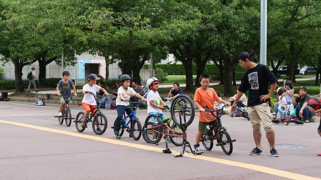 宇野陽介さんのインスタグラム写真 - (宇野陽介Instagram)「本日も、無事 BMX SCHOOL終了しましたー。沢山の参加者今回も、みんなお疲れ様でしたー！みんなで、ワイワイ乗るとやはり楽しいですねー。 #aresbikes #bmx #bmxschool #osaka #kaitaya #bmxkids #lumix #g9pro #flatland」7月7日 21時13分 - yorkuno