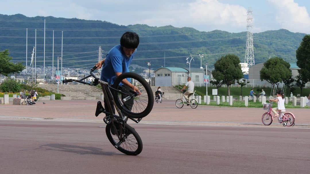 宇野陽介さんのインスタグラム写真 - (宇野陽介Instagram)「本日も、無事 BMX SCHOOL終了しましたー。沢山の参加者今回も、みんなお疲れ様でしたー！みんなで、ワイワイ乗るとやはり楽しいですねー。 #aresbikes #bmx #bmxschool #osaka #kaitaya #bmxkids #lumix #g9pro #flatland」7月7日 21時13分 - yorkuno