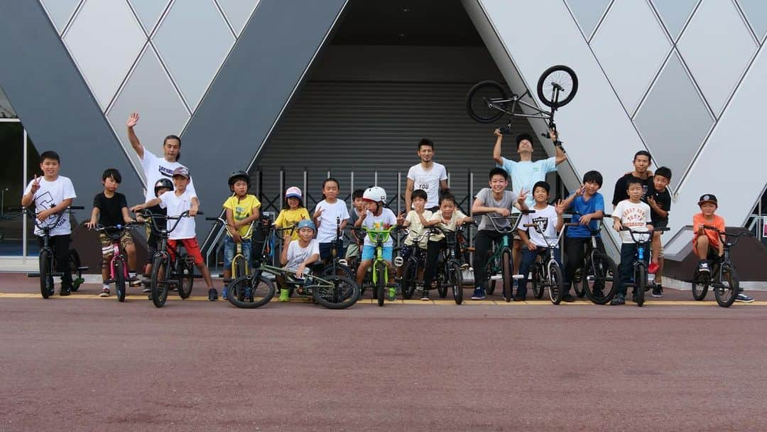 宇野陽介さんのインスタグラム写真 - (宇野陽介Instagram)「本日も、無事 BMX SCHOOL終了しましたー。沢山の参加者今回も、みんなお疲れ様でしたー！みんなで、ワイワイ乗るとやはり楽しいですねー。 #aresbikes #bmx #bmxschool #osaka #kaitaya #bmxkids #lumix #g9pro #flatland」7月7日 21時13分 - yorkuno