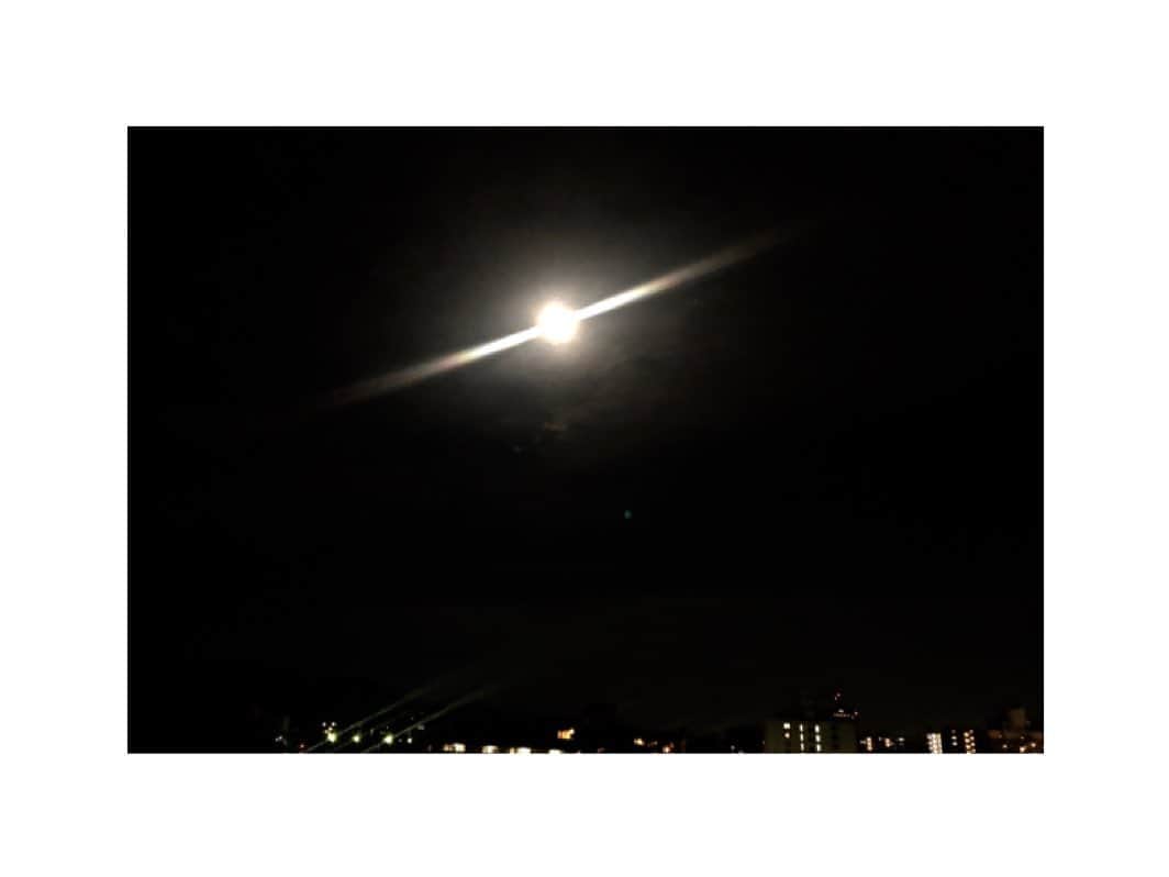 川村亜紀さんのインスタグラム写真 - (川村亜紀Instagram)「七夕ですね。 なんとなく先日の綺麗なお月様を🌙✨ #moonlight #tanabata #starfestival #wishingonthestars #summertime  #七夕 #星に願いを  #これは #先日の満月  #とても綺麗でした  #綺麗な夜空を #お裾分け  #皆さま #いい夜を #🎋 #✨」7月7日 21時15分 - _aki1015_