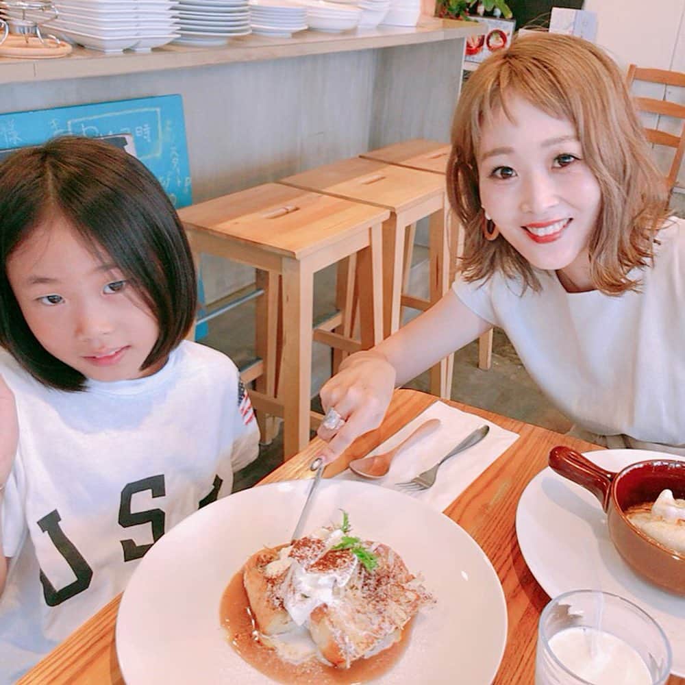 Kikuno Sayumiさんのインスタグラム写真 - (Kikuno SayumiInstagram)「〻haru and haru〻 ・ ・ ・ 出産前に、食べたい物食べときたい！！って思って今日は家族で @cafe.haruandharu に行ってきたよ𓂃 ・ 本当にいつ行っても美味しくて感動する。 ・ 娘もこの#フレンチトースト が大好きでペロリと1人でたいらげるよ😋 ・ 私はずーっと気になってた#オーブンフレンチパイ を。これ、3時からしか食べれんみたいでタイミング逃してて、今日はこれ狙いで✧* ・ 2時半くらいに行ったけどオーダーできたよ🙆‍♀️ ・ これ、、まじで美味しすぎた、、🥺♥︎♥︎#秒で無くなる ・ どうやって作ってんだろう。説明できない美味さ。 ・ ・ めっちゃ美味しいから皆食べてみてほしい🥺接客も良いし◎これ大事。そしてコーヒー頼んだら牛乳出てくる、クリープじゃなくて。これもちょー大事🙆‍♀️ ・ ・ 📍 目黒区緑ヶ丘3-1-6 ・ ・ ・ #ファッション#コーデ#fashion#ママ#ママコーデ#プチプラコーデ#大人カジュアル#ヘアアレンジ#大人可愛い#ジユジョ#옷스타그램#오오티디#シンプルコーデ#158cmコーデ #158cm #マタニティコーデ #夏コーデ#ぷんにー#妊娠9ヶ月#mamagirl#ママリ#ママリファッション#locari#lucrajp#オシャレカフェ#緑ヶ丘カフェ」7月7日 21時25分 - sayumikikuno
