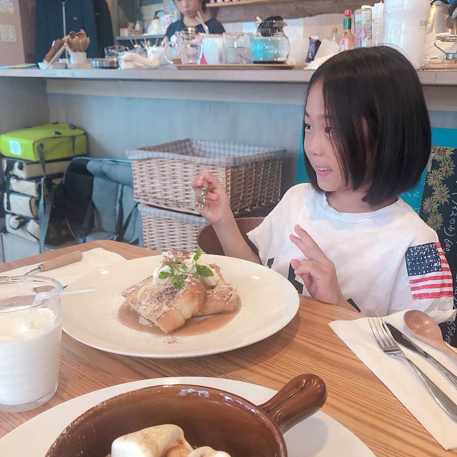 Kikuno Sayumiさんのインスタグラム写真 - (Kikuno SayumiInstagram)「〻haru and haru〻 ・ ・ ・ 出産前に、食べたい物食べときたい！！って思って今日は家族で @cafe.haruandharu に行ってきたよ𓂃 ・ 本当にいつ行っても美味しくて感動する。 ・ 娘もこの#フレンチトースト が大好きでペロリと1人でたいらげるよ😋 ・ 私はずーっと気になってた#オーブンフレンチパイ を。これ、3時からしか食べれんみたいでタイミング逃してて、今日はこれ狙いで✧* ・ 2時半くらいに行ったけどオーダーできたよ🙆‍♀️ ・ これ、、まじで美味しすぎた、、🥺♥︎♥︎#秒で無くなる ・ どうやって作ってんだろう。説明できない美味さ。 ・ ・ めっちゃ美味しいから皆食べてみてほしい🥺接客も良いし◎これ大事。そしてコーヒー頼んだら牛乳出てくる、クリープじゃなくて。これもちょー大事🙆‍♀️ ・ ・ 📍 目黒区緑ヶ丘3-1-6 ・ ・ ・ #ファッション#コーデ#fashion#ママ#ママコーデ#プチプラコーデ#大人カジュアル#ヘアアレンジ#大人可愛い#ジユジョ#옷스타그램#오오티디#シンプルコーデ#158cmコーデ #158cm #マタニティコーデ #夏コーデ#ぷんにー#妊娠9ヶ月#mamagirl#ママリ#ママリファッション#locari#lucrajp#オシャレカフェ#緑ヶ丘カフェ」7月7日 21時25分 - sayumikikuno