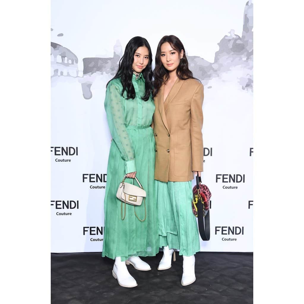 Fendiさんのインスタグラム写真 - (FendiInstagram)「Yun Yun Sun and Yen Yen Sun captured together at the #FendiCouture fashion show in Rome. #FendiFriends #TheDawnOfRomanity」7月7日 21時18分 - fendi