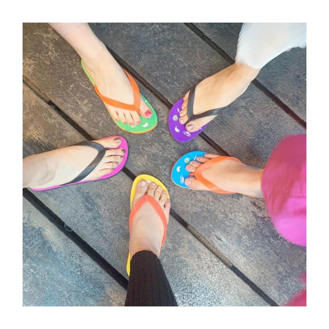 坂元葉月さんのインスタグラム写真 - (坂元葉月Instagram)「beach sandals.﻿ ﻿ ﻿ #1枚目はビーサンだけ﻿ #2枚目は5足入り﻿ #3枚目は必死に撮影する5人﻿ ﻿ もうすぐ夏の始まりかな？🌞🌴🌺✨」7月7日 21時18分 - wasuta_hazuki_sakamoto