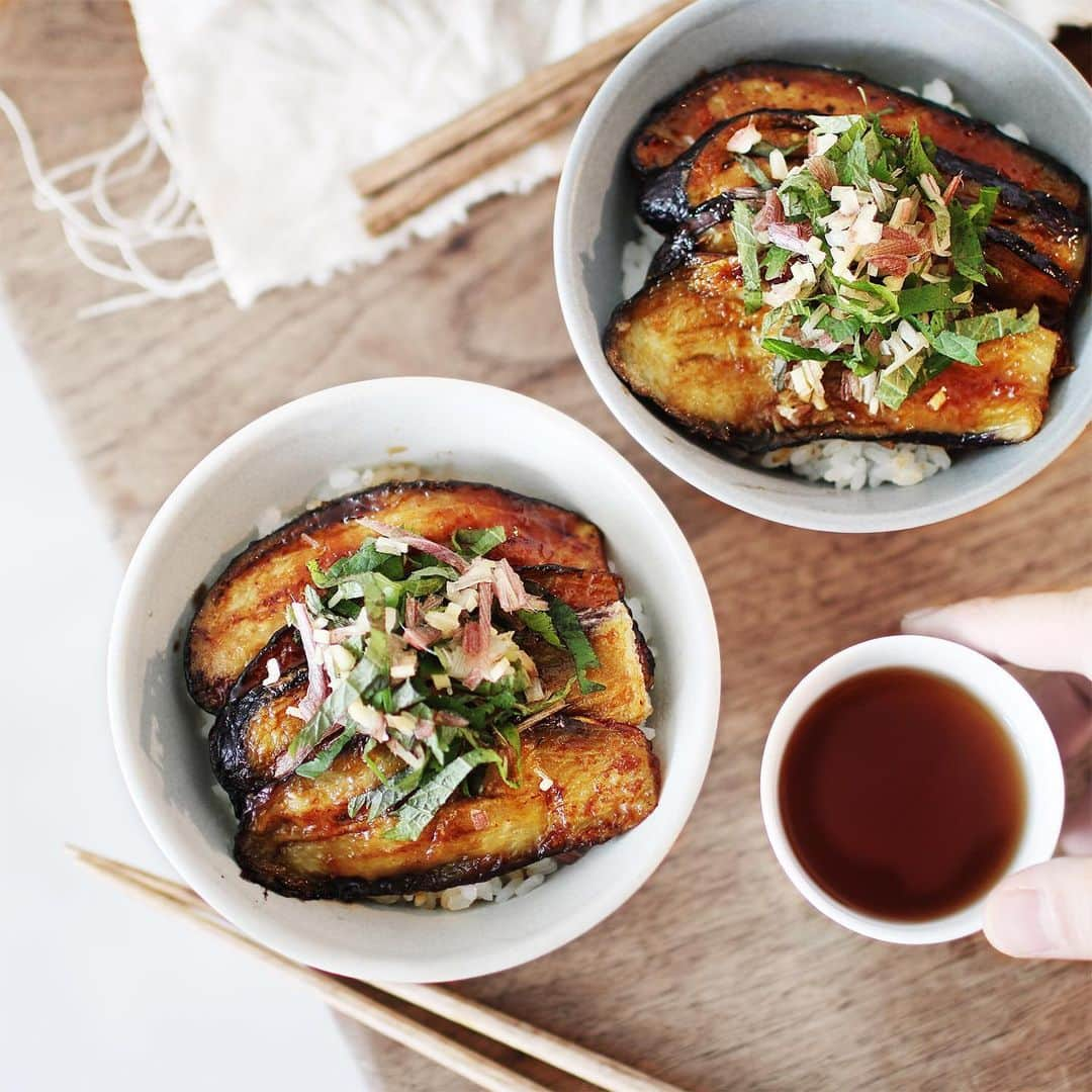 utoshさんのインスタグラム写真 - (utoshInstagram)「【レシピ付、スライドで動画有り】Eggplant Donburi! ご飯が進む、薬味たっぷり茄子丼作りましたよ！ナスだけでお肉のように美味しいですよー！簡単に作れる夏にオススメレシピです。 ぜひ作って食べてみてください！ . . それと、使ってる丼は僕がデザイン・プロデュースさせていただいているSOROI @soroi_jp の茶碗です！ . 茶碗って根強い人気があるんですよね。SOROIの中でも人気の器です！ . ブログも書きましたので、ぜひ読んでみてください！@utosh_blog . . ＿＿＿＿＿＿ . 薬味たっぷり茄子丼（1人前） . 〈材料〉 ナス 2個 片栗粉 油 大さじ2〜3 . A しょうゆ 大さじ2 みりん 大さじ2 . B（薬味） 大葉 3枚 みょうが 1個 生姜 1片 . . 〈作り方〉 1、茄子は5mm幅くらいに横にスライスする。薬味（B）は全てみじん切りにして、合わせておく。 2、袋に片栗粉を入れて、切った茄子を入れて、よく混ぜ合わせる。 3、フライパンに油をひき、ナスに焼き色が付くまで中火で両面炒める。 4、弱火にしてAを加えてよく絡める。丼に盛り付け、薬味を上に乗せたら完成。 ＿＿＿＿＿＿＿ . . ぜひ作ってみてくださいね。 No local No food おいしく楽しく！ . . #丼 #donburi #夏野菜 #夏レシピ #ややはつレシピ #とりあえず野菜食 . #ellegourmet#lunch#brunch#breakfast#foodporn#instagramjapan#vsco#IGersJP#onthetable#ランチ#おうちカフェ#うちごはん#暮らし#フーディーテーブル #cooking#homemade#おうちごはん#朝ごはん#japanesebreakfast#f52grams」7月7日 21時18分 - utosh