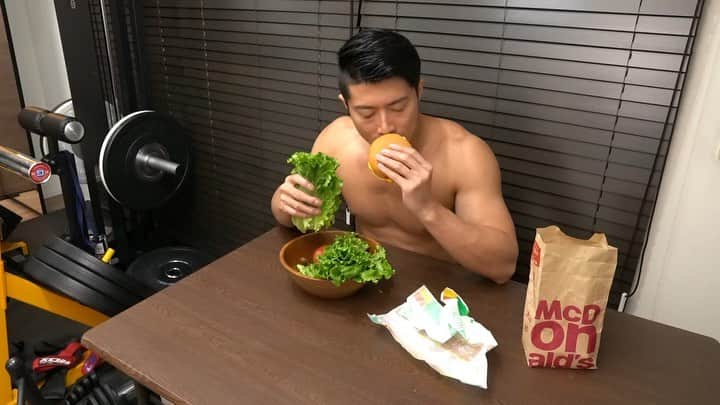 コアラ小嵐のインスタグラム：「バーガーの匂いを嗅いで野菜を食べる完璧なダイエット  #ダイエット」