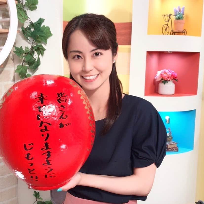 加藤美和さんのインスタグラム写真 - (加藤美和Instagram)「Paint in the left eye of the Daruma doll and write your goal on the back😃 Once you achieved it, paint in the other eye! Never give up! #daruma #darumadoll #wish #red #doll #dolls #wishcometrue #temple #bilingual #japanese #english #culture #japaneseculture #mc #emcee  #ダルマ #だるま #お寺 #寺 #願い事 #日本 #赤 #文化  #日本文化 #バイリンガル #日本語 #英語 #司会」7月7日 21時28分 - miwakato_