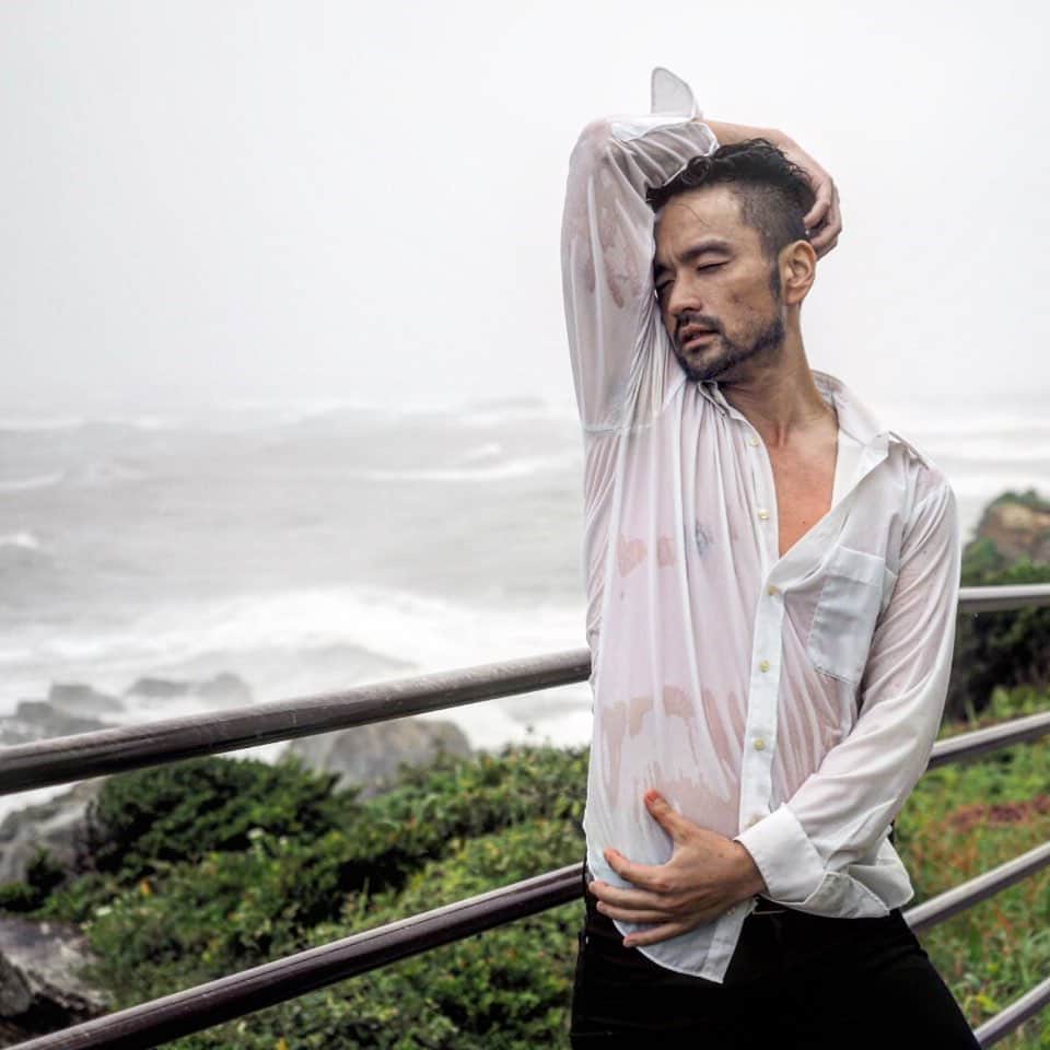 元気☆たつやさんのインスタグラム写真 - (元気☆たつやInstagram)「雨の中の撮影☔️ #世界一セクシーに脇の匂い嗅ぐ男  #ノラメン #sexy #Japanese #entertainer #rain #body #model #NICE #七夕 #雨 📸@nkondo1967」7月7日 21時29分 - genkitatsuya