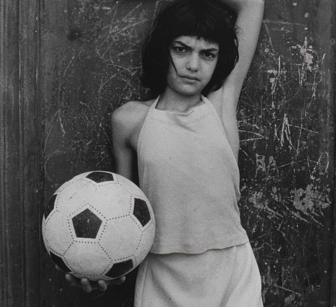 フィラデルフィア美術館さんのインスタグラム写真 - (フィラデルフィア美術館Instagram)「We’ve got our game faces on and we’re ready. Go USA. #womensworldcup #fifawwc #uswnt ⚽️ • “In the Cala District, Palermo" (detail), 1980, by Letizia Battaglia」7月7日 21時30分 - philamuseum