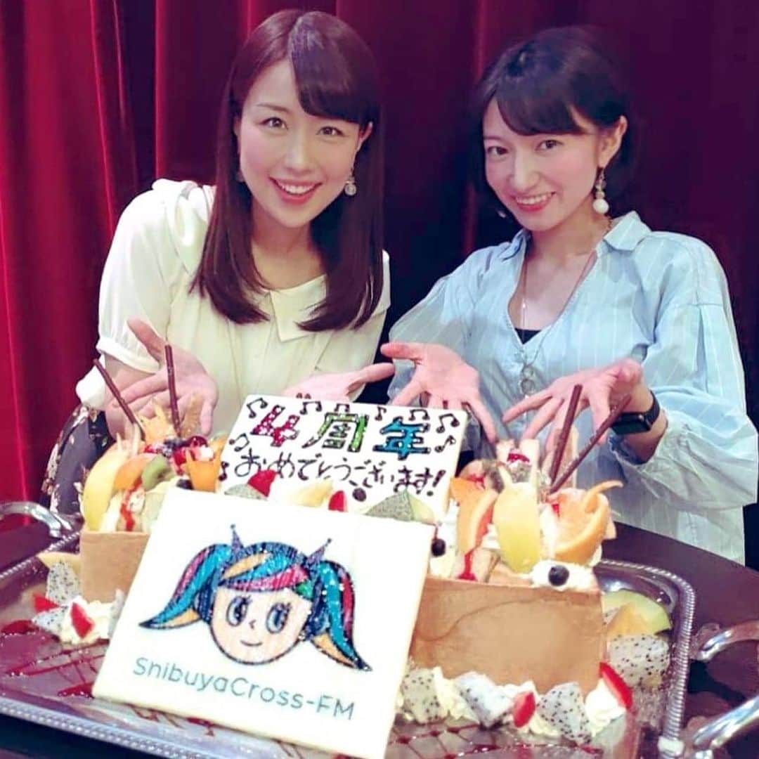 田原彩香さんのインスタグラム写真 - (田原彩香Instagram)「渋谷クロスFM開局4周年記念パーティーにいきました😊  もう4年なんですね！👏 昨年ゲストとして呼んでいただきました〜🥳 となりにいる道岡桃子アナウンサーは毎週土曜日12:00から「笑顔のデザイン」に出演中📻  #渋谷クロスFM  #ビジネスタレント」7月7日 21時30分 - taharaayaka