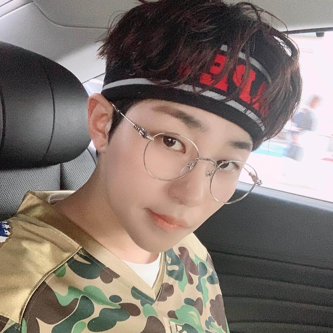 DINDINのインスタグラム：「요즘 내가 너무 늙은거 같아서... 약간 어려보이고 싶었음 히힛 🤗 #딘딘 #곧서른 #5개월남았다 #삼십대라니 #아저씨다」