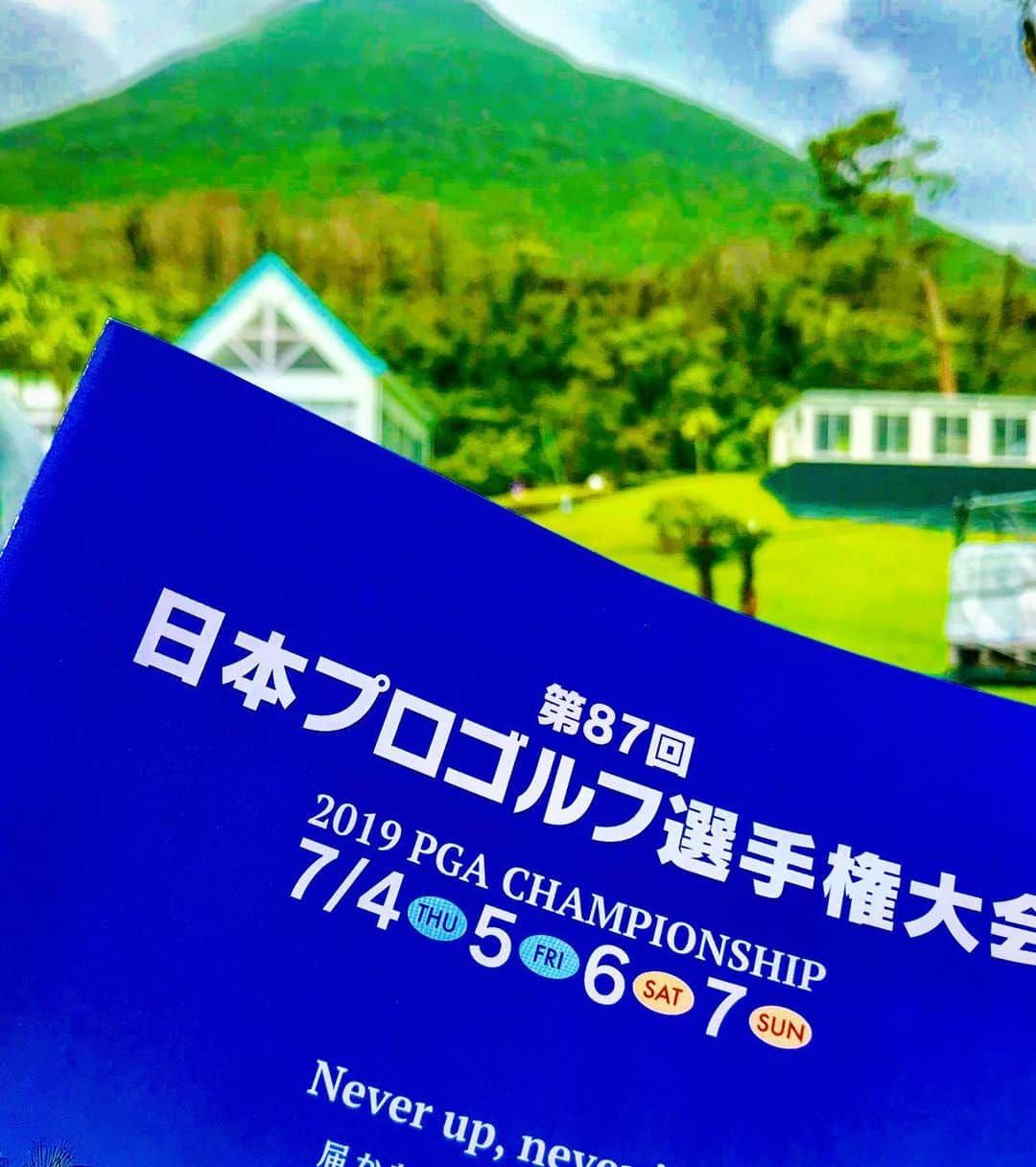 下山英哉さんのインスタグラム写真 - (下山英哉Instagram)「【日本プロゴルフ選手権】 石川遼選手の優勝の瞬間 会場は最高潮に達しました！  アメリカゴルフ取材で出会った選手や テレビ中継班の方々にもご挨拶できました！  #石川遼 #石川遼プロ #日本プロゴルフ選手権  #第87回 #いぶすきゴルフクラブ開聞コース  #プレイオフ #貞方章夫 #貞方章夫プロ  #pgachampionship #kagoshima #令和最初 #平成最初はジャンボさん」7月7日 21時31分 - shimoyama.hideya