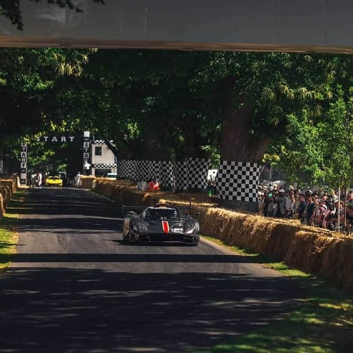パガーニ・アウトモビリのインスタグラム：「Thunder at @fosgoodwood, the Zonda R. #pagani #zonda #zondar」