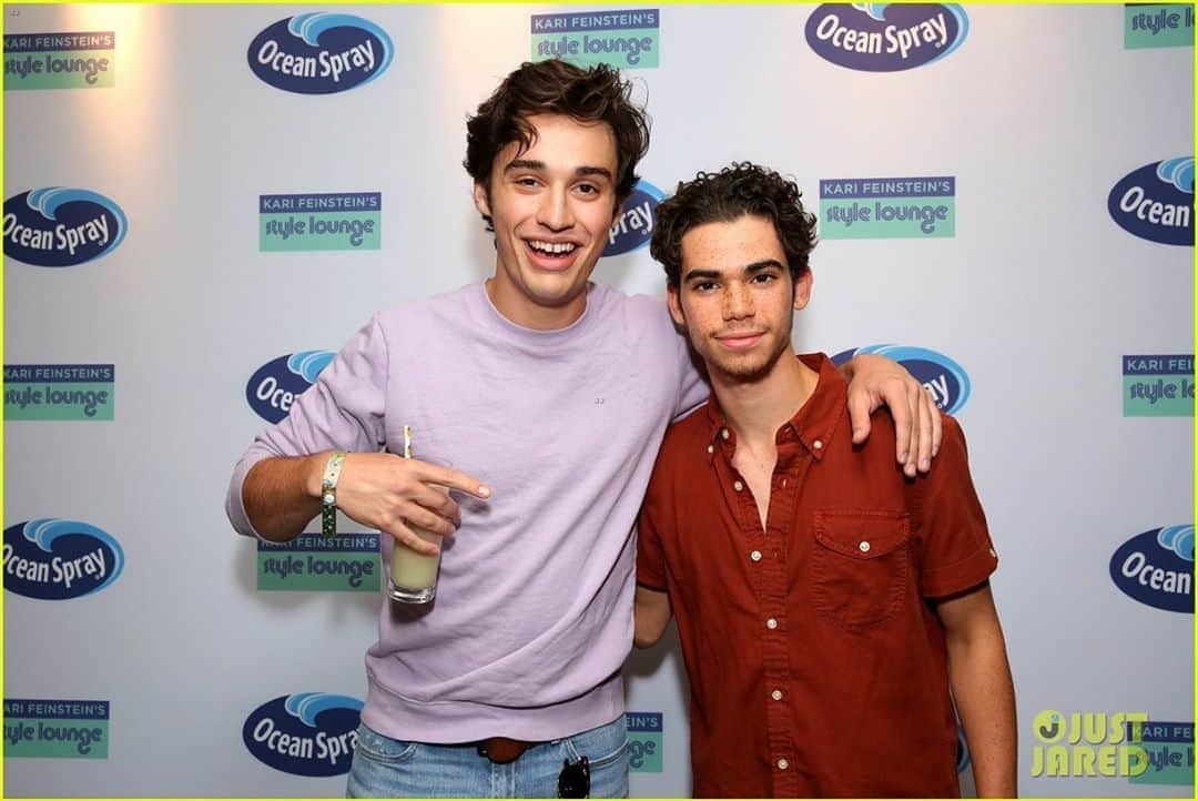 ジョーイ・ブラッグのインスタグラム：「Cameron impacted everyone he met in such a bright and positive way. Give everyone you love a call and a hug if you can. Life is precious.」