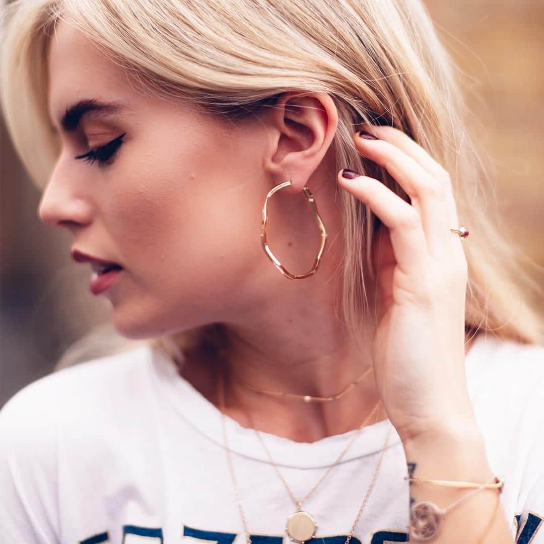 アクセサライズのインスタグラム：「TRENDING: a new take on the classic hoop. Go for gold with clean cut new in pieces, for a modern twist to any look. 🔍 849828100 📸 @styledwithsallie  Tap the link in the bio to shop now.  #Accessorize」