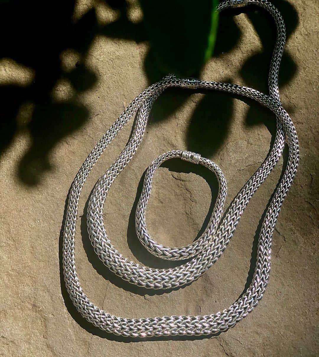 ジョン ハーディーさんのインスタグラム写真 - (ジョン ハーディーInstagram)「Languid lines of #ClassicChain.  #JohnHardy」7月8日 3時03分 - johnhardyjewelry