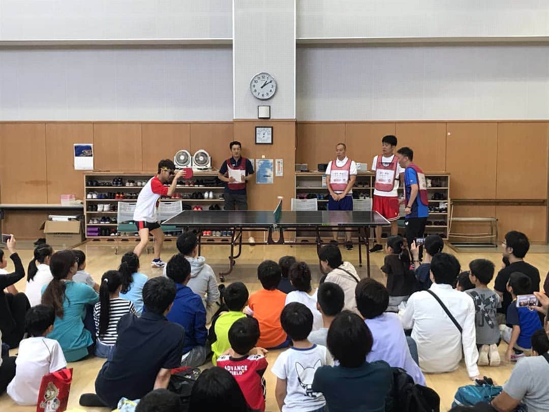 のインスタグラム：「『新宿区×よしもと ワクワク スポーツ体験プロジェクト 卓球教室』今日は新宿区の子供達と卓球新井先生、BKBと一緒に卓球にいそしみました(^-^)♪卓球は「100㍍走をしながらチェスの試合をするようなスポーツ」らしいです！奥が深い！確かにめちゃくちゃ疲れました(*´ー｀*) #卓球 #新宿区 #新大久保 #よしもと #スポーツ #スポーツ教室 #bkb ちゃん#新井周 先生#レギュラー #あるある探検隊 #小学生 #新宿 #笑顔 #大久保スポーツプラザ」