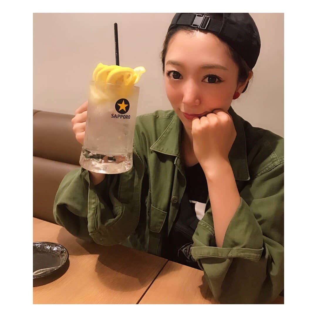 のインスタグラム：「寒いですよね😨❄️ ・ ・ ・ 長袖がないとちょっと無理だ⛄️ ・ ・ ・ 七夕だー🎋 ・ ・ ・ #レモンサワー #🍋」