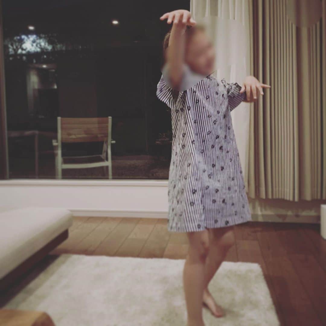 辺見えみりさんのインスタグラム写真 - (辺見えみりInstagram)「娘が、私のバレエ時代の映像を見ながら踊る…なんだかゾンビ🧟‍♀️的な動きになっている…」7月7日 21時40分 - emiri_hemmi