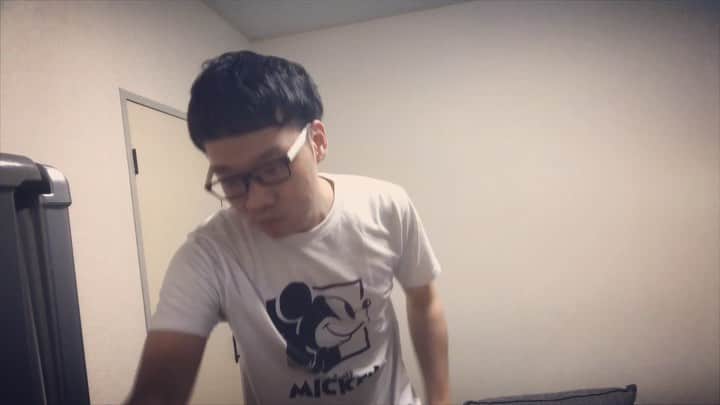 岡下雅典のインスタグラム：「好きかも…って思う人ができてふいに友達から 「お前あいつのこと好きなん？」的なこと言われたらめっちゃ動揺してまうやんか？ 好きとかじゃないし的なこと言うてまうやんか？  だから俺そう言われた時にパニクったり動揺せんように普段から練習してんねんけど、なかなかうまいこといかへんわ。 練習ってわかってるけど、動揺して変なことしてまうな…😭 #好きなんだろ？ #え？ #動揺 #練習 #この撮影で #バナナ #6本は食べた #腹いっぱい」