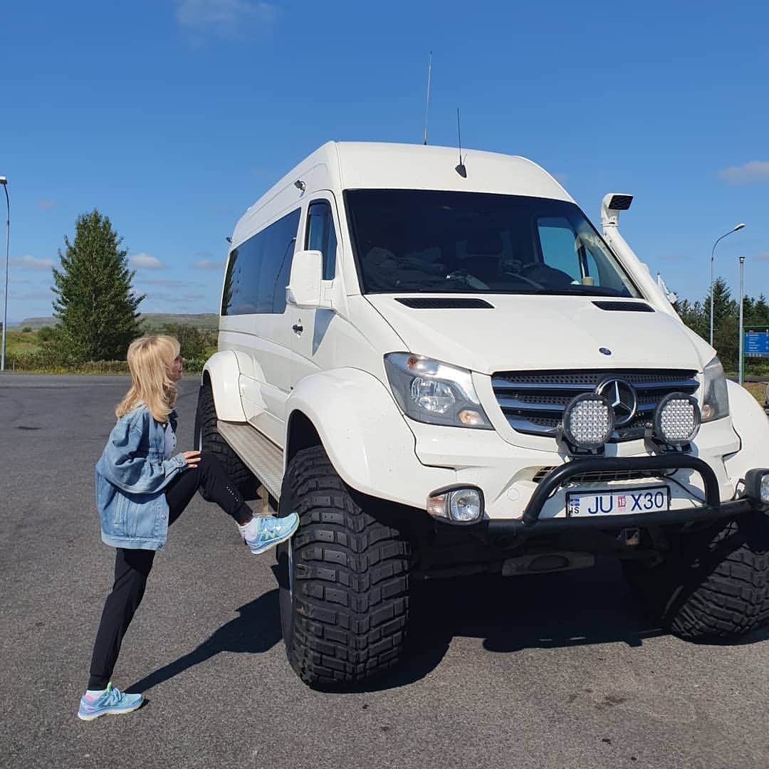 Valeriyaさんのインスタグラム写真 - (ValeriyaInstagram)「Сегодня у нас экскурсия по "летней" Исландии - долины, водопады, вулканы. Пейзажи нереальной красоты, хочется визжать от восторга. Нам, конечно, очень повезло с погодой. А путешествуем на автомобиле вот с такими колёсами (см фото 8) - нам бы на некоторых российских дорогах использовать такие 😜 #исландия #iceland #путешествиясвалерией 🌞🌞🌞🌍🌍🌍@prigozhin_iosif」7月7日 21時50分 - valeriya
