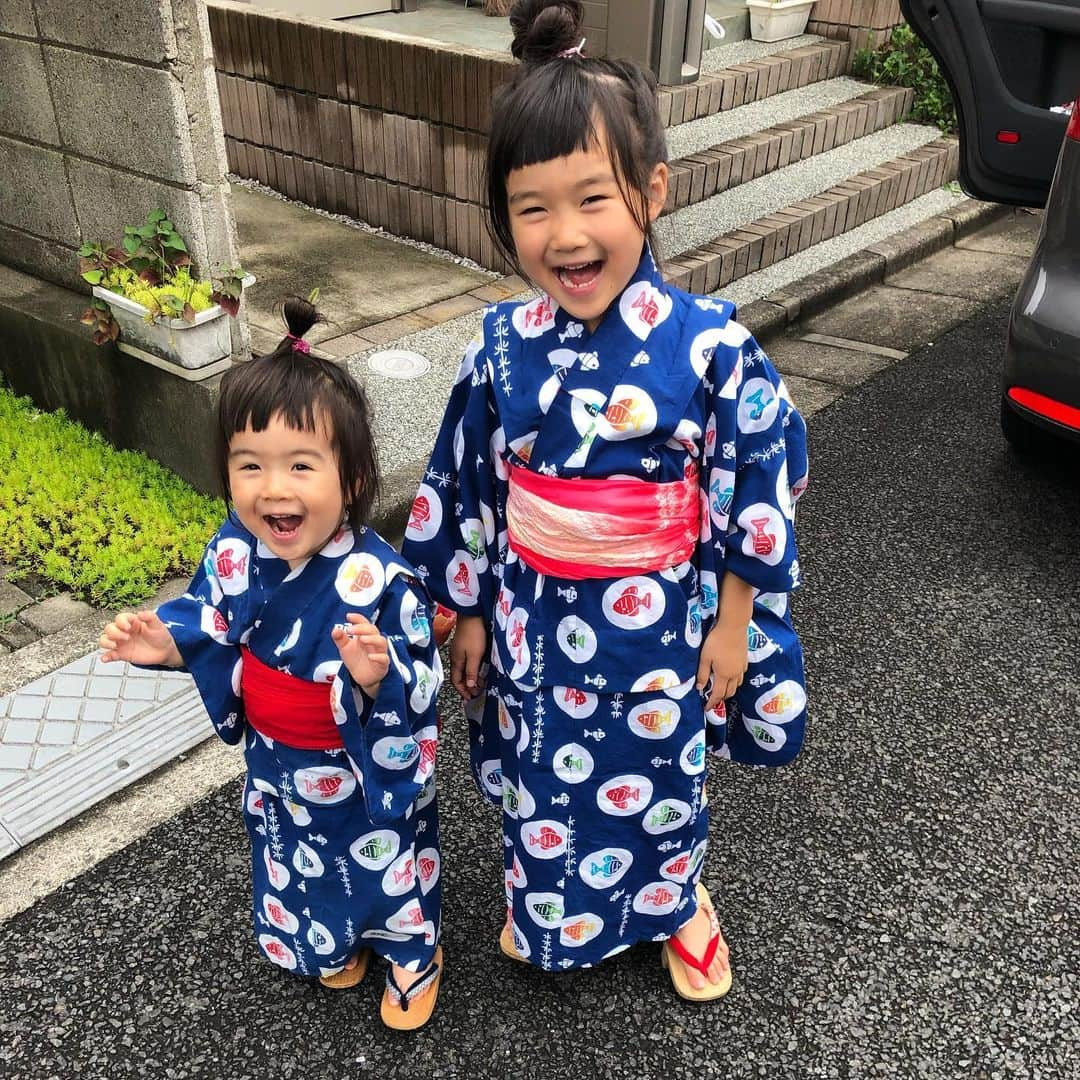 Chieさんのインスタグラム写真 - (ChieInstagram)「6/30は保育園のお祭りでした🏮 お揃いの浴衣は、数十年前に私と妹が着てた浴衣👘 こうしてまた袖を通してあげることができて、嬉しく思います☺️ はなはこお祭りから帰宅後に嘔吐&発熱…🤮 そこから5日間も39～40度の高熱が続きましたが、やっと元気になりました😭  今日は七夕🎋 はなのお願いごとは… ディズニーに行けますように✨🏰🐭 ママがずっと抱っこっしてくれますように🤱  どっちの願いも叶うと思うよ❤ #おそろコーデ  #はなももコーデ」7月7日 21時44分 - tiem415