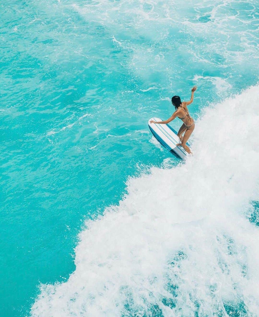 ILAのインスタグラム：「Happy Sunday 🏄‍♀️」