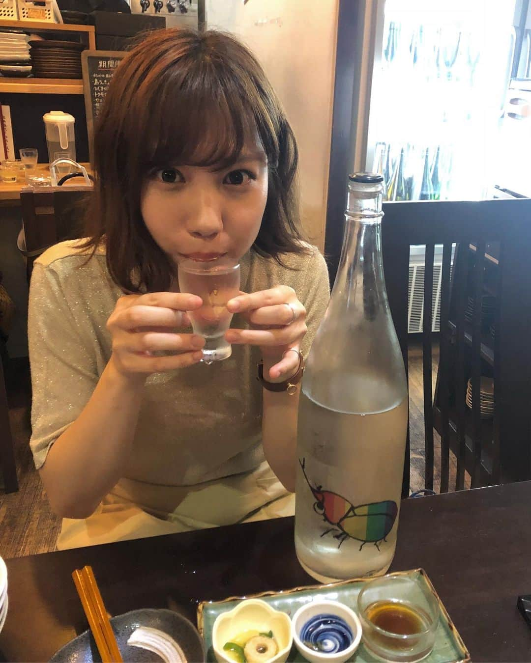 高野祐衣さんのインスタグラム写真 - (高野祐衣Instagram)「少し前に酒屋さんで勧められた時に﻿ 迷ったんだけど買わなくて、﻿ 後悔してたらご飯屋さんで発見♡﻿ ﻿ ﻿ ﻿ 『仙禽』 のかぶとむし﻿ ﻿ 一口飲んで、びっくり衝撃！﻿ 朝食りんごヨーグルトみたい！！！﻿ 甘酸っぱくてめーっちゃ飲みやすいw﻿ お酒がまったく飲めない人とか弱い人、﻿ お店で見つけたら飲んでみて！﻿ お米からこんなのが作れるだ〜！と﻿ 衝撃的😳😳😳﻿ ﻿ キンキンに冷やして﻿ 飲んでみてね〜♡﻿ ﻿ ﻿ ﻿ ﻿ ﻿ #日本酒 #日本酒女子﻿ #仙禽 #かぶとむし #純米大吟醸﻿ #生酒 #山田錦﻿ #栃木県  #ゆいぽんしゅ」7月7日 21時48分 - yuipooon12_06