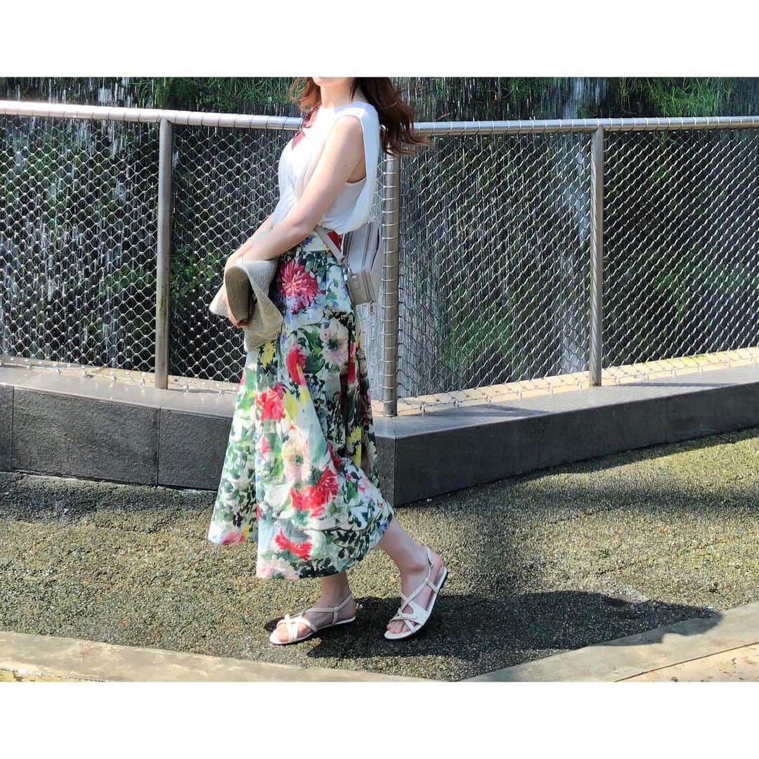 のインスタグラム：「╭☞詳細図解はswipe╭☞ * Singapore🇸🇬 に行った時のコーデ * 蒸し暑い気候で 少し歩くだけで汗が吹きでるので 涼しいノースリーブ でも二の腕の逞しさは消したい!! * そんな時にとーっても良かったのが @andme_official の サイドタックトップス 肩幅広めのノースリで 根元のムチッと感を隠し サイドタックでふんわり立体感が出て 二の腕のたるみも目くらまし✨ 首元もしっかりしてて これで1,200円なんて コスパ良すぎです✨🙌🏻 * tops @andme_official @rakuten_fashion #r_fashion  skirt @zara  bag @styledeli_official * ∞----------------------∞ #locari #mineby3mootd #zara #ザラジョ #ザラコーデ #locari #きれいめコーデ #プチプラコーデ #花柄スカート」